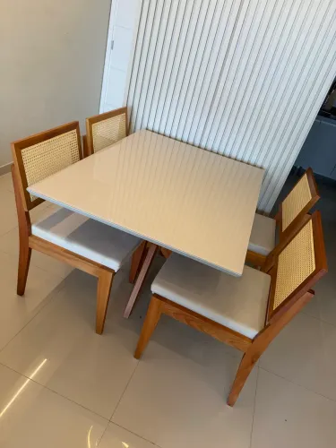 Mesa de Jantar em Madeira Maciça com 4 Cadeiras - Cor Nude