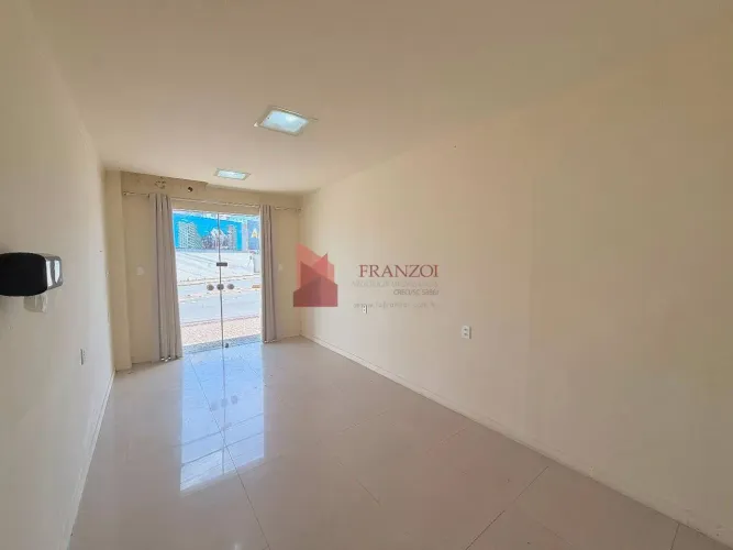 LOCAÇÃO- Sala comercial TÉRREA de 32 m² na R. Brusque, Itajaí/SC