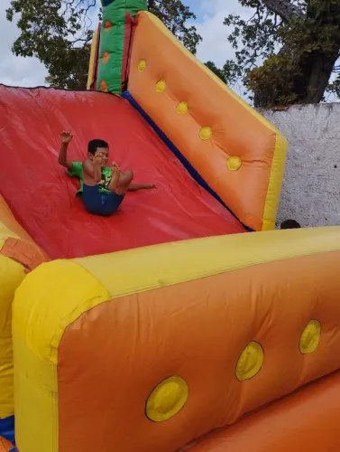 Vendo tobogã inflável grande 2m largura x 5m comprimento x 4,5m altura