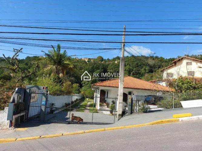 Amplo terreno com 5 casas independentes, ideal para geração de renda com locação anual ou