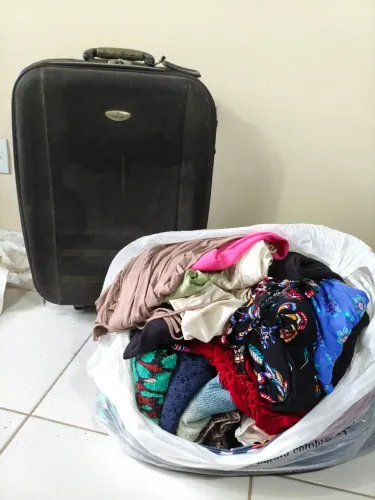 Lote de roupas feminina PP/P e mala rodinhas Sonada 50 peças