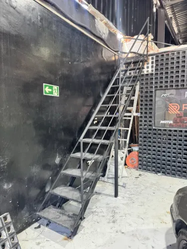 Escadas reta para área externa e interna