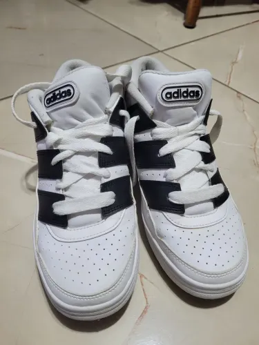 Tênis Adidas tamanho 40