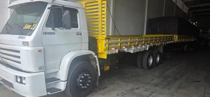 Caminhão 23-220 com AR