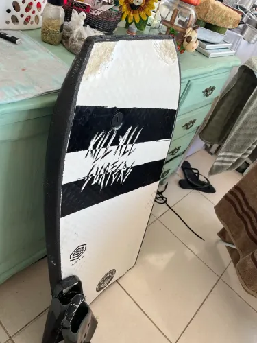 Prancha Monster de Bodyboard junto com pé de pato Kpaloa