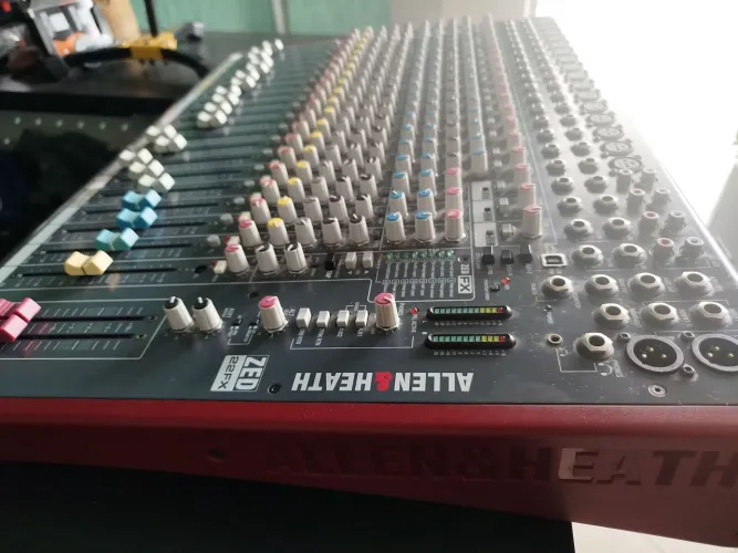 Mesa de som Allen&Heath ZED 22FX