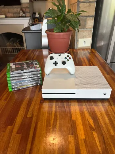 Xbox One S 1TB + 2 Jogos + Brinde