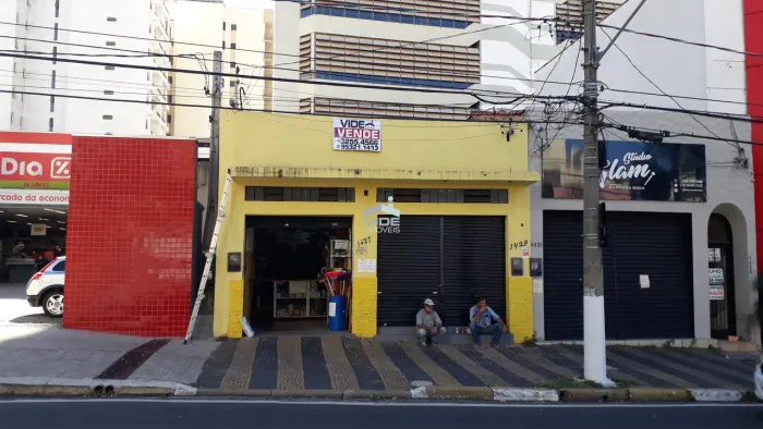Vendo área de 236 m² de terreno na Avenida Moraes Sales, com dois salões.