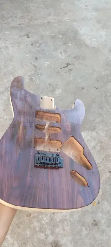 Corpo de guitarra com tampo de Jacarandá e ponte 2 pivo
