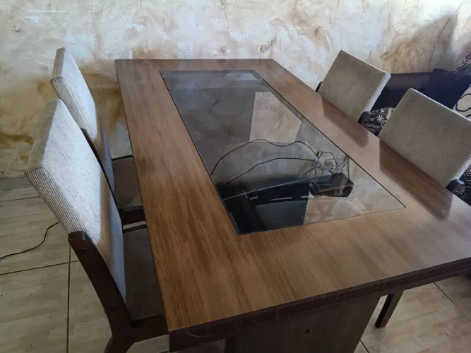 Vendo mesa bom estado com 4 cadeiras 