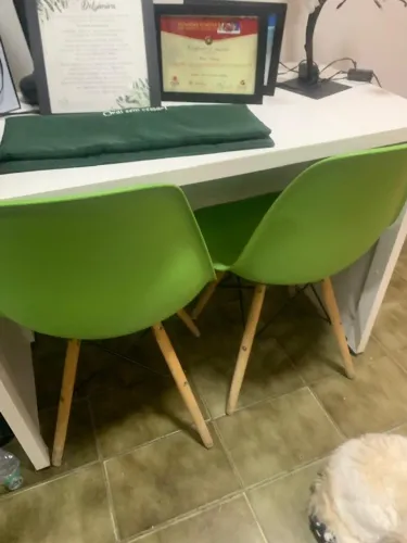 Mesa de estudos com cadeiras