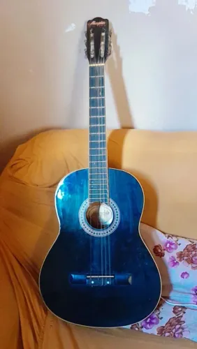 Vendo um violão