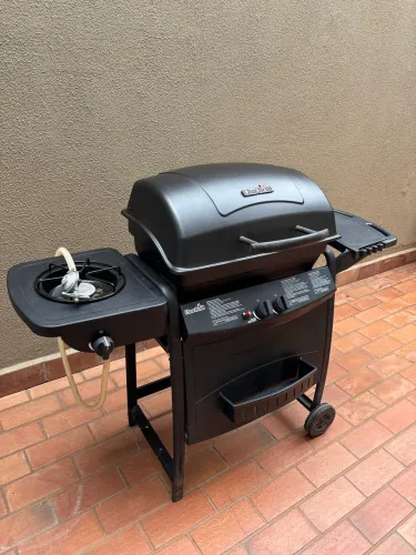 Churrasqueira a Gás Char-Broil com 1 Boca e Mesa Lateral