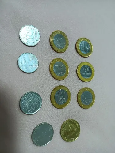 Lote de moedas antigas e comemorativas para coleção