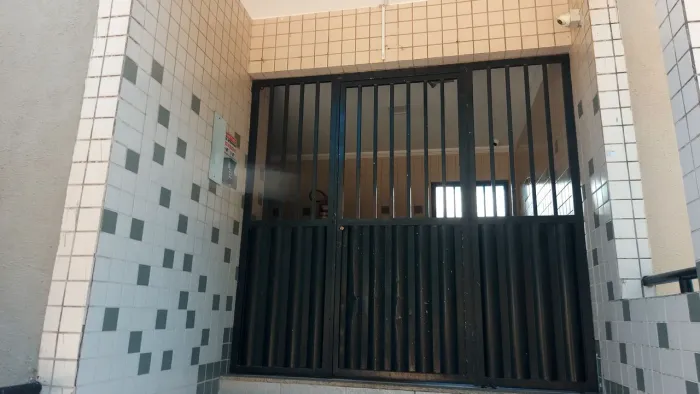 PORTÃO DE FERRO COM 10 CHAVES ?