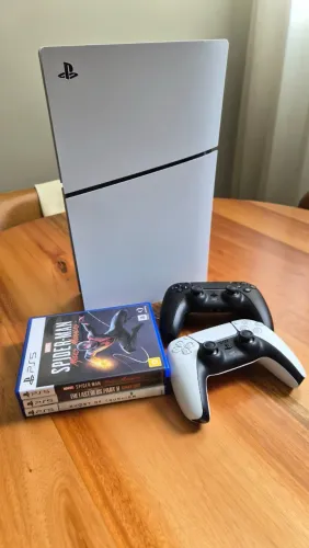 PlayStation 5 con leitor e 2 controles