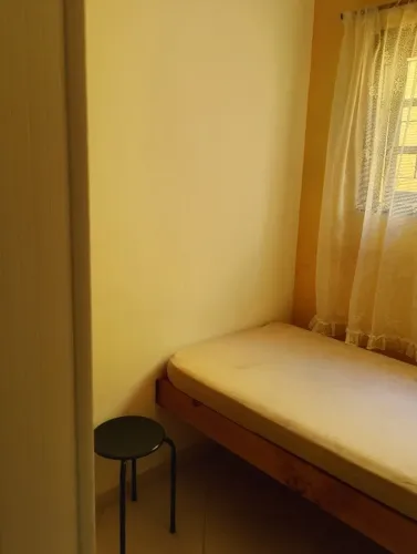 Aluga-se quartos individuais para homens 