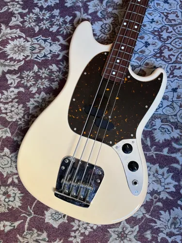 Baixo Fender Mustang - (Short Scale / Escala curta) Japan