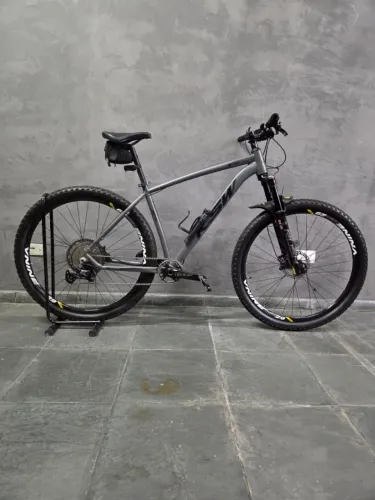BICICLETA KSW XLT 500 BOOST 12V ARO 29" SUSPENSÃO A AR