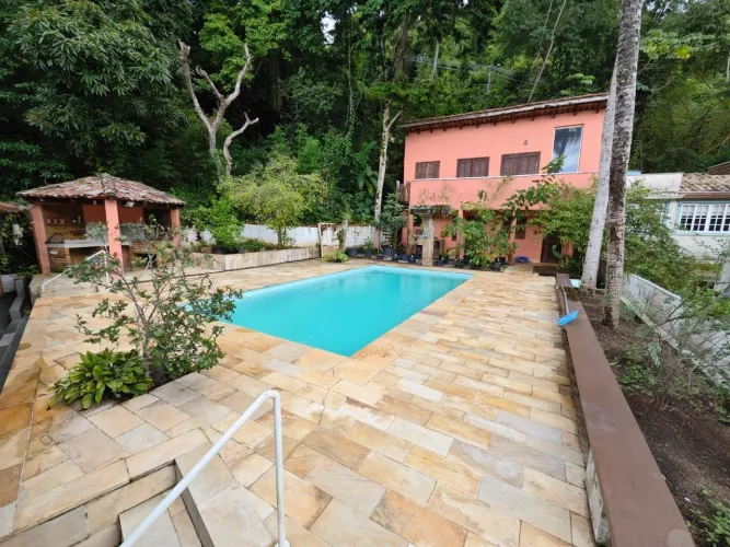 Casa à venda na Praia do Guaecá 4 dormitórios, piscina e amplo terreno