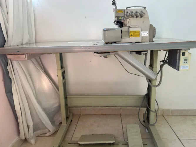 Máquina de custura overlock Kingsew