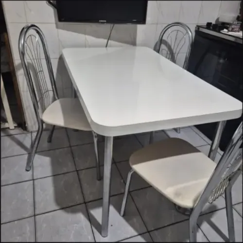 Mesa 4 lugares com 4 cadeiras, off white, em ótimo estado