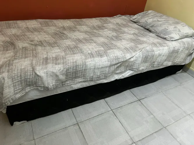 Cama de Solteiro Marjom bem conservada