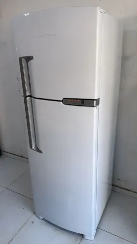 Vendo geladeira semi nova em ótimo estado de conservação funcionando perfeitamente