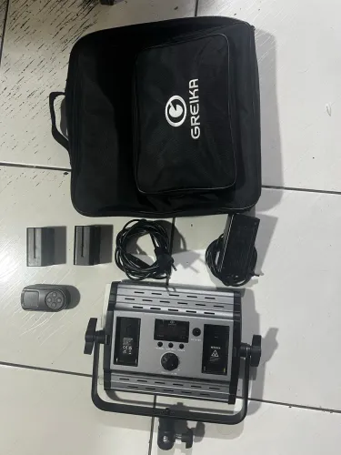 Iluminador Led Greika Hs - 600mb Pro