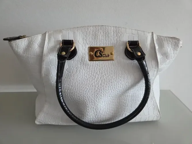 Bolsa branca da marca Carmen Steffens com textura croco e alças pretas