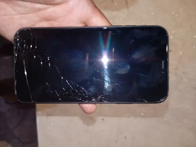 iPhone 11 126gb com a tela trincada e placa queimada