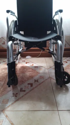 Cadeira de rodas em perfeitas condições valor R$350,00 retirar zona sul cel *