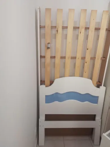 Cama solteiro com colchão e forro para o estrado.