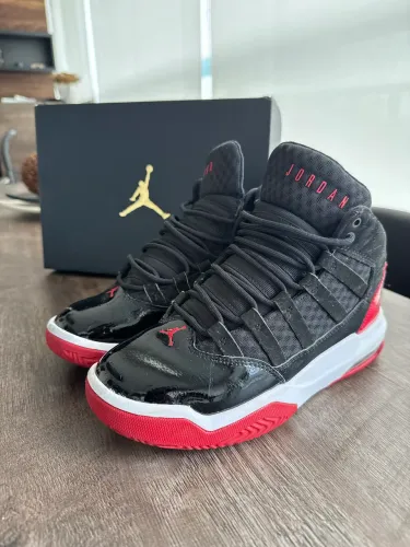 Jordan Max Aura Preto/Vermelho original em perfeito estado - TAM 35,5