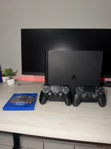 PS4 Slim + 2 Controles