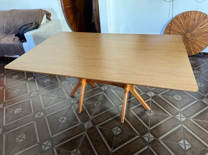 Mesa de madeira maciça para 6 lugares medida 1,60x1,00