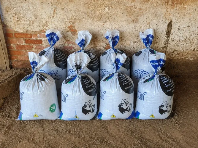 Adubo para plantas/esterco natural curtido sacos com 20kg
