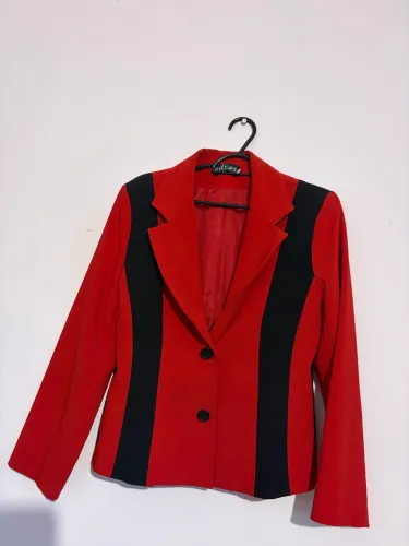 Lindo casaco vermelho com preto . Número 42