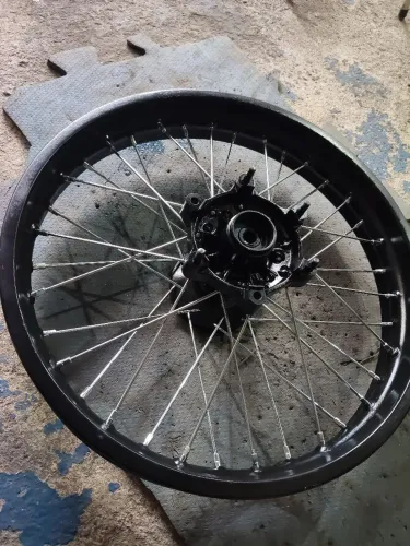 Roda Lander traseira. Com raios novos 
