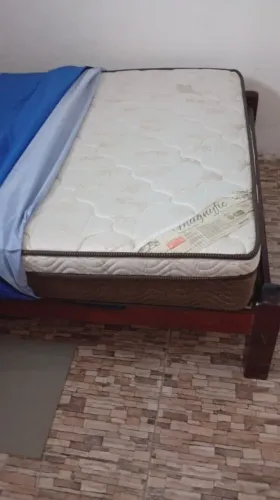 CAMA DE CASAL MADEIRA MACIÇA COM COLCHÃO E CAPA