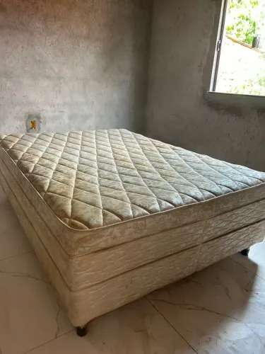 Cama e armário