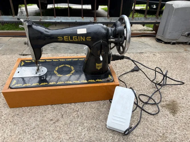 Máquina de Costura Elgin Pretinha - Motor 110V + Base de Madeira