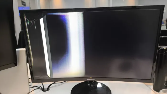 Monitor Samsung Curvo 24" C24F390FHL - Tela Quebrada (Para Retirada de Peças / Sucata)