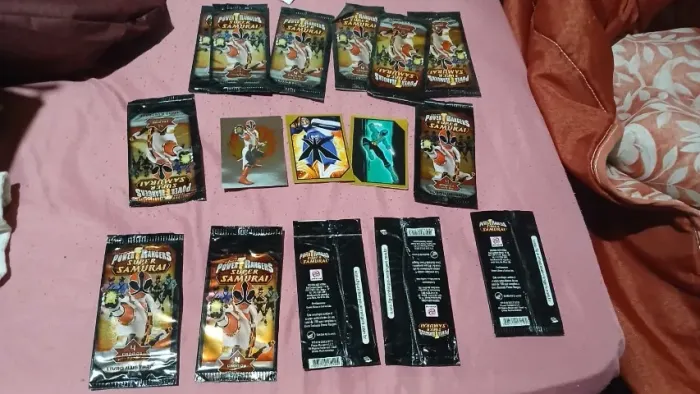 100 pacotes lacrados power rangers - super samurai com 4 figurinhas cada pacote