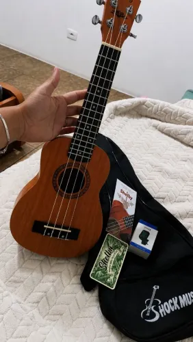 Ukulele Shelby Soprano Completo - Capa + Afinador + Manual