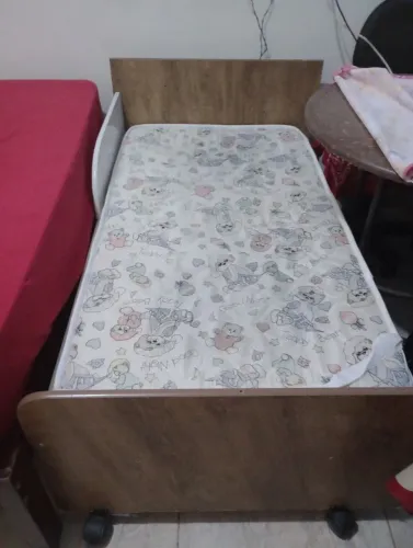 Vendo esse berço de rodinhas com colchão usados