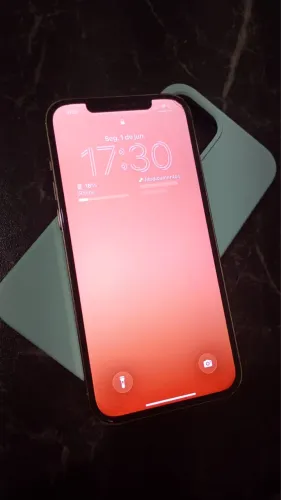 Um iPhone 12 Pro Max trincado em perfeito estado todo original