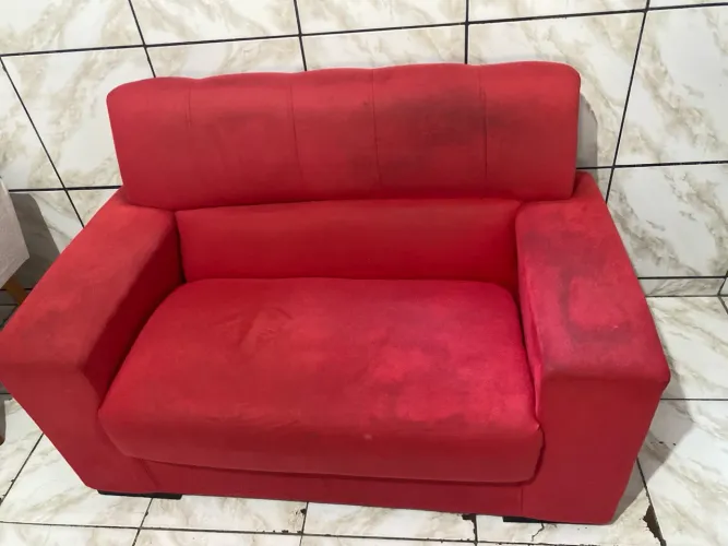 Vendo Sofá Dois Lugares, na cor Vermelho algumas manchas que sai ao lavar, *93