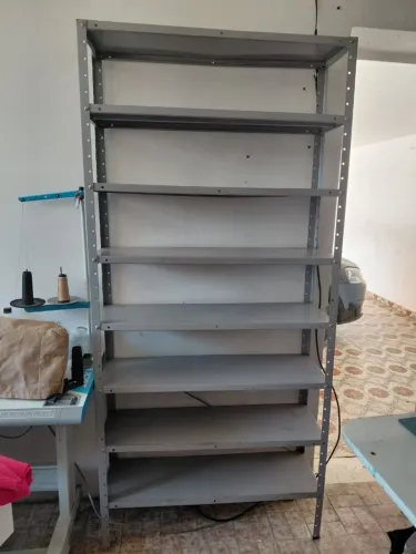 2 Prateleiras com 8 estantes cada uma