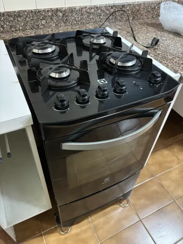 Fogão de Piso Electrolux de 04 Bocas com Mesa Vidro Preto
